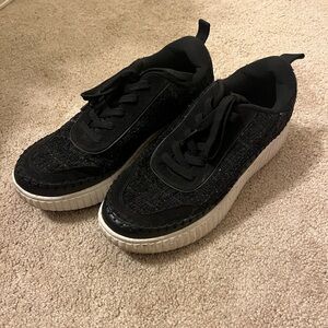 Women’s sneakers from amazon! Only worn a few times, super comfortable and cute!